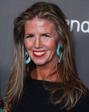 Film yapımcısı Shannon McCoy Cohn, 1 Ekim 2022 'de Los Angeles, Kaliforniya, ABD' de bulunan Amerika Tiyatro Kompleksi Yönetmenler Birliği 'nin Los Angeles' ın Below The Belt 'in ilk gösterimine geldi..