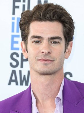 Andrew Garfield Valentino takımı, Scarosso ayakkabıları, bir Omega saati, bir David Yurman yüzüğü ve Los Angeles 'ta 6 Mart 2022' de Santa Monica Plajı 'nda düzenlenen 2022 Film Bağımsız Ruh Ödülleri' ne geliyor.