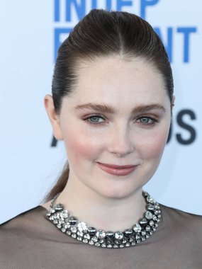 Saint Laurent giyimli Amy Forsyth, 6 Mart 2022 'de Santa Monica Sahili' nde düzenlenen 2022 Bağımsız Ruh Ödülleri 'ne ulaştı.