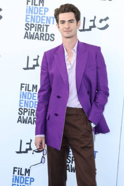 Andrew Garfield Valentino takımı, Scarosso ayakkabıları, bir Omega saati, bir David Yurman yüzüğü ve Los Angeles 'ta 6 Mart 2022' de Santa Monica Plajı 'nda düzenlenen 2022 Film Bağımsız Ruh Ödülleri' ne geliyor.