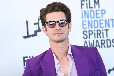 Andrew Garfield Valentino takımı, Scarosso ayakkabıları, bir Omega saati, bir David Yurman yüzüğü ve Los Angeles 'ta 6 Mart 2022' de Santa Monica Plajı 'nda düzenlenen 2022 Film Bağımsız Ruh Ödülleri' ne geliyor.