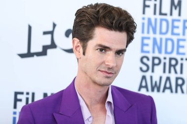 Andrew Garfield Valentino takımı, Scarosso ayakkabıları, bir Omega saati, bir David Yurman yüzüğü ve Los Angeles 'ta 6 Mart 2022' de Santa Monica Plajı 'nda düzenlenen 2022 Film Bağımsız Ruh Ödülleri' ne geliyor.