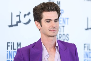 Andrew Garfield Valentino takımı, Scarosso ayakkabıları, bir Omega saati, bir David Yurman yüzüğü ve Los Angeles 'ta 6 Mart 2022' de Santa Monica Plajı 'nda düzenlenen 2022 Film Bağımsız Ruh Ödülleri' ne geliyor.