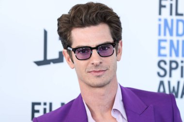 Andrew Garfield Valentino takımı, Scarosso ayakkabıları, bir Omega saati, bir David Yurman yüzüğü ve Los Angeles 'ta 6 Mart 2022' de Santa Monica Plajı 'nda düzenlenen 2022 Film Bağımsız Ruh Ödülleri' ne geliyor.