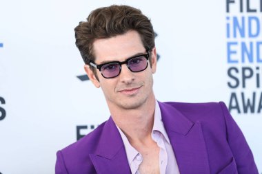 Andrew Garfield Valentino takımı, Scarosso ayakkabıları, bir Omega saati, bir David Yurman yüzüğü ve Los Angeles 'ta 6 Mart 2022' de Santa Monica Plajı 'nda düzenlenen 2022 Film Bağımsız Ruh Ödülleri' ne geliyor.