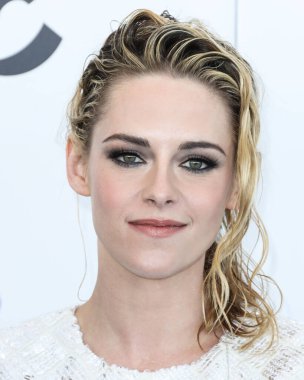 Chanel giyen Kristen Stewart, 6 Mart 2022 'de Santa Monica Sahili' nde düzenlenen 2022 Bağımsız Ruh Ödülleri 'ne ulaştı.. 
