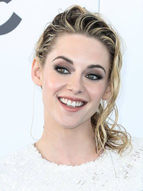 Chanel giyen Kristen Stewart, 6 Mart 2022 'de Santa Monica Sahili' nde düzenlenen 2022 Bağımsız Ruh Ödülleri 'ne ulaştı.. 