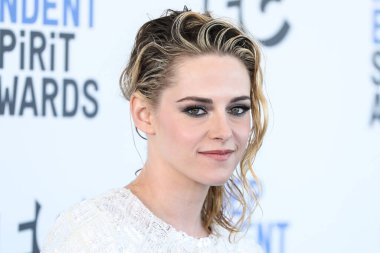 Chanel giyen Kristen Stewart, 6 Mart 2022 'de Santa Monica Sahili' nde düzenlenen 2022 Bağımsız Ruh Ödülleri 'ne ulaştı.. 