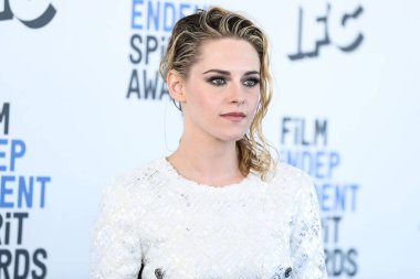 Chanel giyen Kristen Stewart, 6 Mart 2022 'de Santa Monica Sahili' nde düzenlenen 2022 Bağımsız Ruh Ödülleri 'ne ulaştı.. 