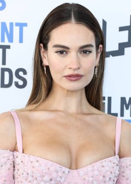 Del Core giyen Lily James, 6 Mart 2022 'de Santa Monica Plajı' nda düzenlenen 2022 Bağımsız Ruh Ödülleri 'ne ulaştı.. 