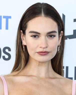 Del Core giyen Lily James, 6 Mart 2022 'de Santa Monica Plajı' nda düzenlenen 2022 Bağımsız Ruh Ödülleri 'ne ulaştı.. 