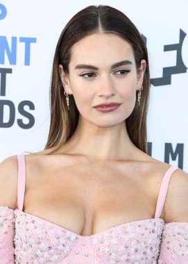 Del Core giyen Lily James, 6 Mart 2022 'de Santa Monica Plajı' nda düzenlenen 2022 Bağımsız Ruh Ödülleri 'ne ulaştı.. 