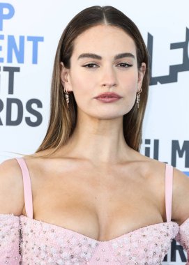 Del Core giyen Lily James, 6 Mart 2022 'de Santa Monica Plajı' nda düzenlenen 2022 Bağımsız Ruh Ödülleri 'ne ulaştı.. 