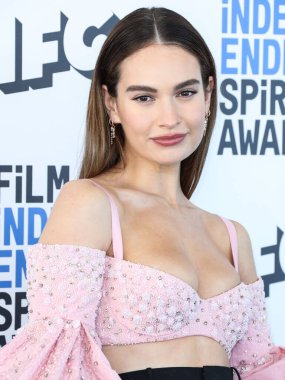 Del Core giyen Lily James, 6 Mart 2022 'de Santa Monica Plajı' nda düzenlenen 2022 Bağımsız Ruh Ödülleri 'ne ulaştı.. 
