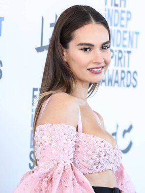 Del Core giyen Lily James, 6 Mart 2022 'de Santa Monica Plajı' nda düzenlenen 2022 Bağımsız Ruh Ödülleri 'ne ulaştı.. 