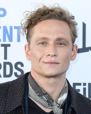 Aktör Matthias Schweighfer (Matthias Schweighofer), 6 Mart 2022 'de Santa Monica Sahili' nde düzenlenen 2022 Film Bağımsız Ruh Ödülleri 'ne ulaştı.. 