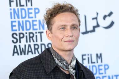 Aktör Matthias Schweighfer (Matthias Schweighofer), 6 Mart 2022 'de Santa Monica Sahili' nde düzenlenen 2022 Film Bağımsız Ruh Ödülleri 'ne ulaştı..