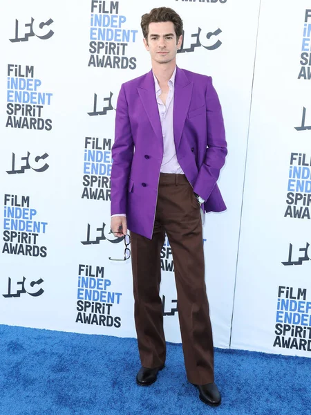2022年3月6日 ロサンゼルスのサンタモニカビーチで開催された2022年映画 インディペンデント スピリット アワード ヴァレンティーノ スーツを着たアンドリュー ガーフィールド スカロッソ シューズ — ストック写真