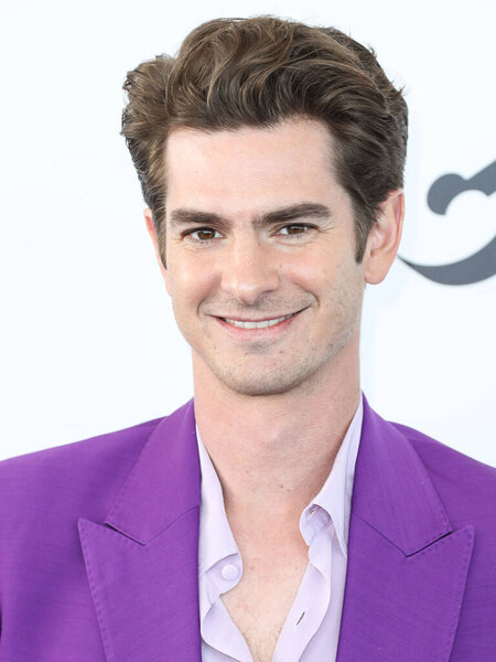 Эндрю Гарфилд в костюме Валентино, туфлях Скароссо, часах Омега, кольце Дэвида Юрмана и солнцезащитных очках компании Eyeworks прибывает на кинопремию "Независимый дух" 2022 года на пляже Санта-Моники 6 марта 2022 года в Санта-Монике, Лос-Анджелес