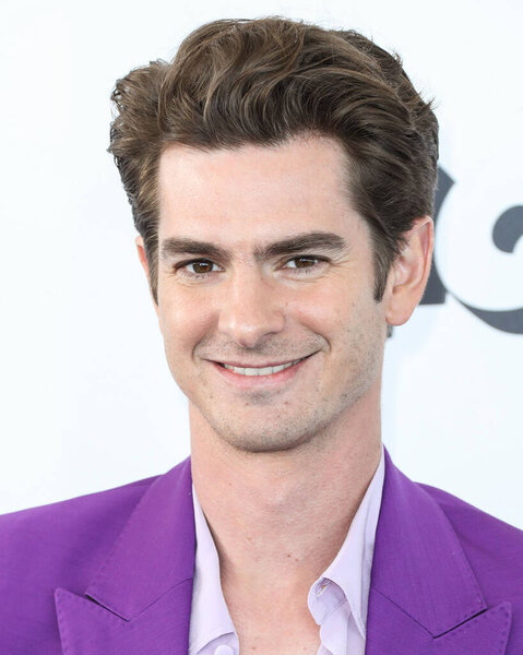 Эндрю Гарфилд в костюме Валентино, туфлях Скароссо, часах Омега, кольце Дэвида Юрмана и солнцезащитных очках компании Eyeworks прибывает на кинопремию "Независимый дух" 2022 года на пляже Санта-Моники 6 марта 2022 года в Санта-Монике, Лос-Анджелес