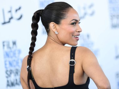 Rosario Dawson, 6 Mart 2022 'de Santa Monica Sahili' nde düzenlenen 2022 Bağımsız Ruh Ödülleri 'ne ulaştı..