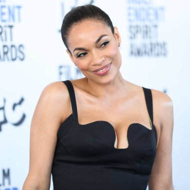 Rosario Dawson, 6 Mart 2022 'de Santa Monica Sahili' nde düzenlenen 2022 Bağımsız Ruh Ödülleri 'ne ulaştı..