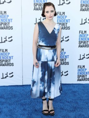 Bir Alexander McQueen elbisesi giyen Suzanna Oğlu, 6 Mart 2022 'de Santa Monica Sahili' nde düzenlenen 2022 Bağımsız Ruh Ödülleri 'ne geldi.. 