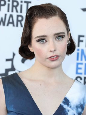 Bir Alexander McQueen elbisesi giyen Suzanna Oğlu, 6 Mart 2022 'de Santa Monica Sahili' nde düzenlenen 2022 Bağımsız Ruh Ödülleri 'ne geldi.. 