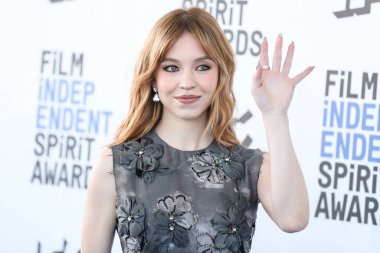 Sydney Sweeney, Miu Miu 'yu Christian Louboutin ayakkabılarıyla ve David Yurman' ın mücevherleriyle 6 Mart 2022 'de Santa Monica Plajı' nda düzenlenen 2022 Film Bağımsız Ruh Ödülleri 'ne ulaştı.. 