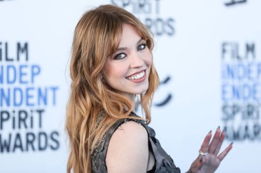 Sydney Sweeney, Miu Miu 'yu Christian Louboutin ayakkabılarıyla ve David Yurman' ın mücevherleriyle 6 Mart 2022 'de Santa Monica Plajı' nda düzenlenen 2022 Film Bağımsız Ruh Ödülleri 'ne ulaştı.. 