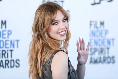 Sydney Sweeney, Miu Miu 'yu Christian Louboutin ayakkabılarıyla ve David Yurman' ın mücevherleriyle 6 Mart 2022 'de Santa Monica Plajı' nda düzenlenen 2022 Film Bağımsız Ruh Ödülleri 'ne ulaştı.. 