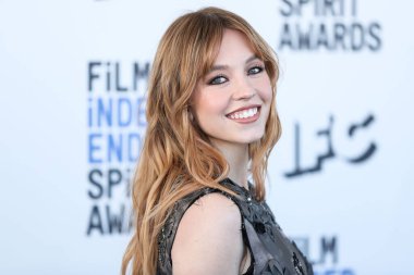 Sydney Sweeney, Miu Miu 'yu Christian Louboutin ayakkabılarıyla ve David Yurman' ın mücevherleriyle 6 Mart 2022 'de Santa Monica Plajı' nda düzenlenen 2022 Film Bağımsız Ruh Ödülleri 'ne ulaştı.. 