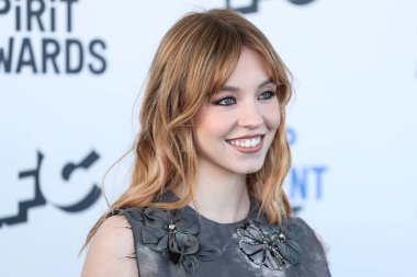 Sydney Sweeney, Miu Miu 'yu Christian Louboutin ayakkabılarıyla ve David Yurman' ın mücevherleriyle 6 Mart 2022 'de Santa Monica Plajı' nda düzenlenen 2022 Film Bağımsız Ruh Ödülleri 'ne ulaştı.. 