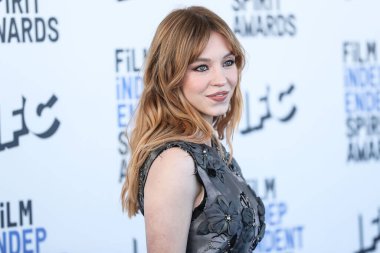 Sydney Sweeney, Miu Miu 'yu Christian Louboutin ayakkabılarıyla ve David Yurman' ın mücevherleriyle 6 Mart 2022 'de Santa Monica Plajı' nda düzenlenen 2022 Film Bağımsız Ruh Ödülleri 'ne ulaştı.. 