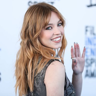 Sydney Sweeney, Miu Miu 'yu Christian Louboutin ayakkabılarıyla ve David Yurman' ın mücevherleriyle 6 Mart 2022 'de Santa Monica Plajı' nda düzenlenen 2022 Film Bağımsız Ruh Ödülleri 'ne ulaştı.. 