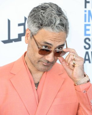 Dzojchen kıyafeti giyen Taika Waititi, 6 Mart 2022 'de Santa Monica Plajı' nda düzenlenen 2022 Bağımsız Ruh Ödülleri 'ne ulaştı.. 
