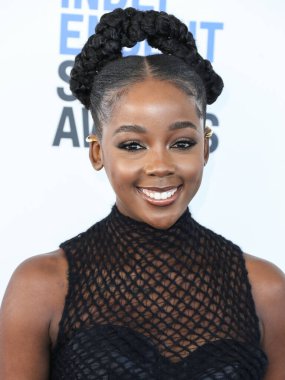 Dior giyen Thuso Mbedu, 6 Mart 2022 'de Santa Monica Sahili' nde düzenlenen 2022 Bağımsız Ruh Ödülleri 'ne ulaştı.. 