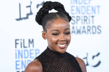 Dior giyen Thuso Mbedu, 6 Mart 2022 'de Santa Monica Sahili' nde düzenlenen 2022 Bağımsız Ruh Ödülleri 'ne ulaştı..