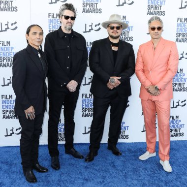 Zahn McClarnon, Garrett Basch, Sterlin Harjo ve Taika Waititi, 6 Mart 2022 'de Santa Monica Sahili' nde düzenlenen 2022 Film Bağımsız Ruh Ödülleri 'ne geldiler..