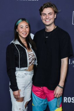 YouTuber Lizzy Capri ve müzik sanatçısı Carter Sharer, 13 Şubat 2022 'de Hollywood, Los Angeles, Kaliforniya, ABD' de Sunset Room Hollywood 'da düzenlenen TailGates Büyük Maç ve After Party' ye geldiler.. 