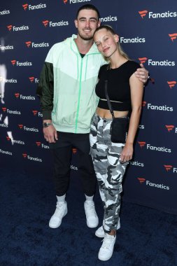 Beyzbol sahasının dış saha oyuncusu Cody Bellinger ve kız arkadaşı Chase Carter, Michael Rubin 'in Fanatik Super Bowl Partisi 2022' de 12 Şubat 2022 'de Culver City, Los Angeles, Kaliforniya, ABD' de düzenlenen 3Labs 'a geldiler.. 