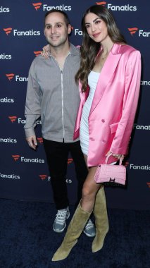 Michael Rubin ve kız arkadaşı Camille Fishel, Michael Rubin 'in Fanatik Super Bowl Partisi 2022' ye 12 Şubat 2022 'de Culver City, Los Angeles, Kaliforniya, ABD' de gerçekleştirildi.. 