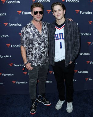 Amerikalı aktör Ryan Phillippe ve oğlu Deacon Reese Phillippe, Michael Rubin 'in Fanatik Super Bowl Partisi 2022' de 12 Şubat 2022 'de Culver City, Los Angeles, Kaliforniya, ABD' de düzenlenen 3Labs 'a geldiler.. 