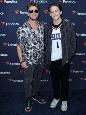 Amerikalı aktör Ryan Phillippe ve oğlu Deacon Reese Phillippe, Michael Rubin 'in Fanatik Super Bowl Partisi 2022' de 12 Şubat 2022 'de Culver City, Los Angeles, Kaliforniya, ABD' de düzenlenen 3Labs 'a geldiler.. 