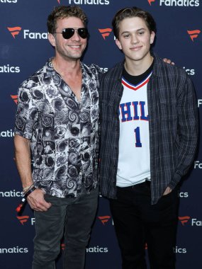 Amerikalı aktör Ryan Phillippe ve oğlu Deacon Reese Phillippe, Michael Rubin 'in Fanatik Super Bowl Partisi 2022' de 12 Şubat 2022 'de Culver City, Los Angeles, Kaliforniya, ABD' de düzenlenen 3Labs 'a geldiler.. 