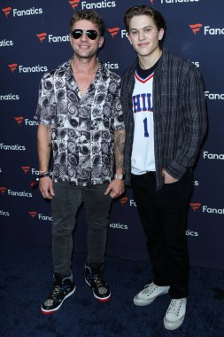 Amerikalı aktör Ryan Phillippe ve oğlu Deacon Reese Phillippe, Michael Rubin 'in Fanatik Super Bowl Partisi 2022' de 12 Şubat 2022 'de Culver City, Los Angeles, Kaliforniya, ABD' de düzenlenen 3Labs 'a geldiler.. 