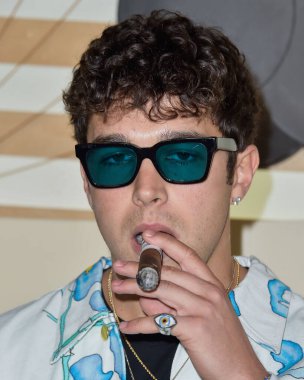 Amerikalı şarkıcı ve söz yazarı Austin Malone, Drake Sunuculuğunu H.wood Group ve REVOLVE Sunuculuğunu PLACESO ve Flow.com 'un yaptığı' Homecoming Weekend 'e 12 Şubat 2022' de Pacific Design Center 'da gerçekleştirilen ve yapımcılığını üstlendiği