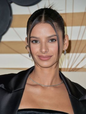 Brezilyalı model Bruna Lirio, Drake sunuculuğunu H.wood Group ve REVOLVE Sunuculuğunu PLACESO ve Flow.com 'un yaptığı' Homecoming Weekend 'e 12 Şubat 2022 tarihinde Pasifik Tasarım Merkezi' nde gerçekleştirilen ve yapımcılığını üstlendiği 'Homecoming Weekend' e geldi. 