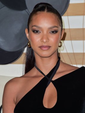 Brezilyalı model Lais Ribeiro, Drake sunuculuğunu H.wood Group ve REVOLVE Sunuculuğunu PLACESO ve Flow.com 'un yaptığı' Homecoming Weekend 'e 12 Şubat 2022 tarihinde Pasifik Tasarım Merkezi' nde gerçekleştirilen ve yapımcılığını üstlendiği 'Homecoming Weekend' e geldi.