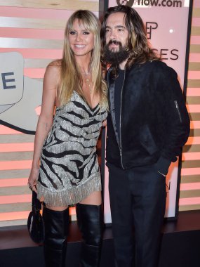 Heidi Klum ve Tom Kaulitz, Justin Bieber ve Marshmello 'nun sunuculuğunu h.wood Group ve REVOLVE Sunuculuğunu PLACESO ve Flow.com yaptığı' Eve Dönüş Hafta Sonu 'na 11 Şubat 2022